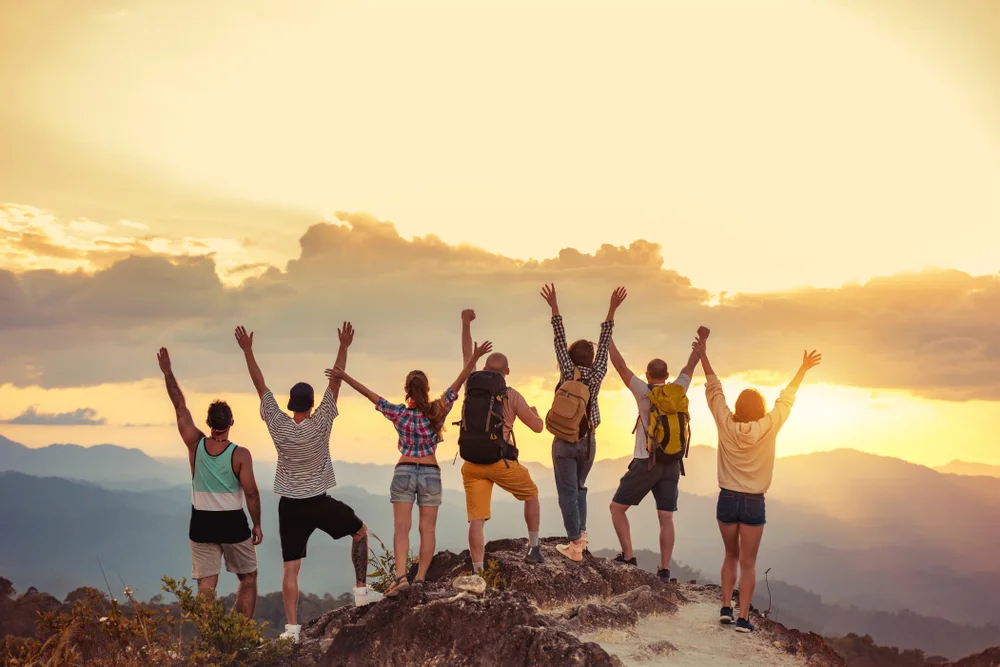 Solo Travel vs. Group Travel | ConnectPls